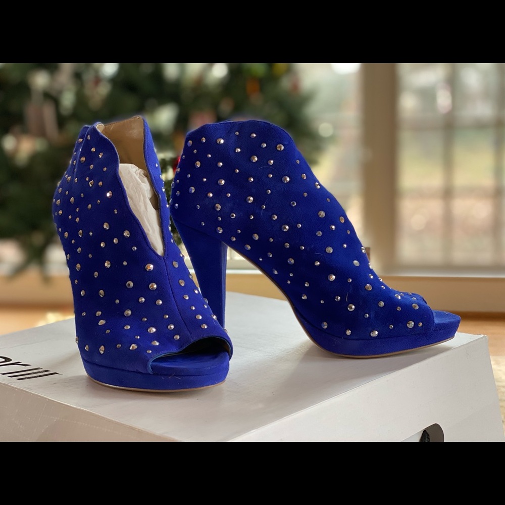 Purple suede high heels with studs